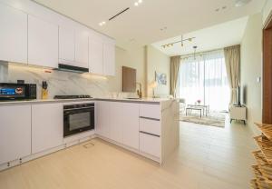 Nhà bếp/bếp nhỏ tại Stylish Comfort Modern 1BR Apt Prime Location JVC
