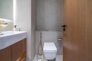 Phòng tắm tại Stylish Comfort Modern 1BR Apt Prime Location JVC