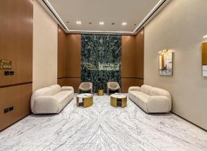Khu vực ghế ngồi tại Stylish Comfort Modern 1BR Apt Prime Location JVC