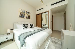 Giường trong phòng chung tại Stylish Comfort Modern 1BR Apt Prime Location JVC