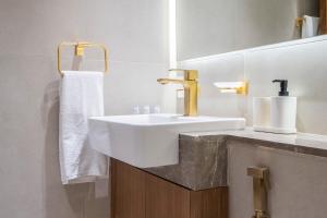 Phòng tắm tại Stylish Comfort Modern 1BR Apt Prime Location JVC