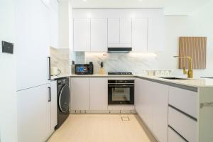 Nhà bếp/bếp nhỏ tại Stylish Comfort Modern 1BR Apt Prime Location JVC