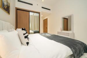 Giường trong phòng chung tại Stylish Comfort Modern 1BR Apt Prime Location JVC