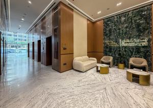 Khu vực ghế ngồi tại Stylish Comfort Modern 1BR Apt Prime Location JVC