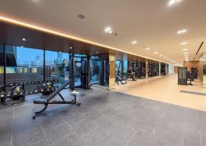 Phòng/tiện nghi tập thể dục tại Stylish Comfort Modern 1BR Apt Prime Location JVC