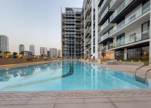 Hồ bơi trong/gần Stylish Comfort Modern 1BR Apt Prime Location JVC