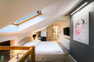 Ένα ή περισσότερα κρεβάτια σε δωμάτιο στο FAMILY NEST Premium 2 bedroom & Parking by stayly +5 φωτογραφίες