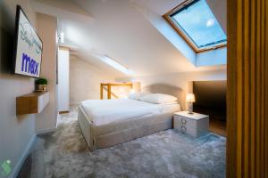 Ένα ή περισσότερα κρεβάτια σε δωμάτιο στο FAMILY NEST Premium 2 bedroom & Parking by stayly