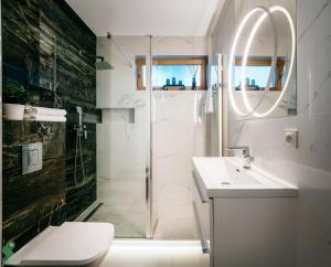 Ένα μπάνιο στο FAMILY NEST Premium 2 bedroom & Parking by stayly