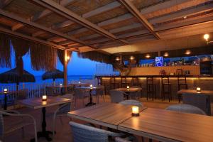 ein Restaurant mit Tischen und Stühlen und einer Bar in der Unterkunft Esida Hotel in Küçükkuyu