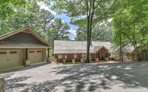 ein Haus mit einer Garage und einer Auffahrt in der Unterkunft Plummer Lodge - Relax on the porch at this luxury Big Canoe getaway in Jasper