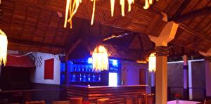 ein Raum mit einer Kirche und einigen Lichtern darin in der Unterkunft Khair Lodge Ambanja in Ambanja