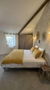 une chambre avec un grand lit dans une pièce dans l'établissement Le gîte de Figon, à Laudun-l'Ardoise