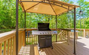 セバービルにあるMountain Dreams 1430 Hot Tub Fire Pit Arcade Gameの展望台のグリル