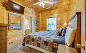 Un dormitorio con una cama en una cabaña de troncos en Heavenly Escape, en Pigeon Forge 69 fotos más