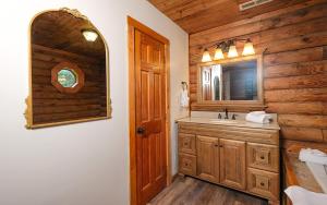 Phòng tắm tại Grove Creek Cabin +16 ảnh