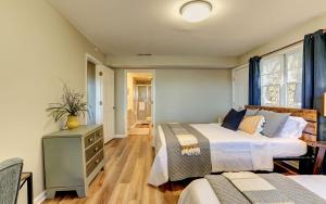 a bedroom with two beds and a window at Vista Haven - Mountain Views and Fireplace and Big Screen TVs and Extras in Jasper