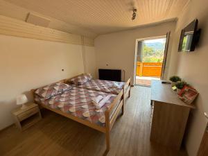 Postel nebo postele na pokoji v ubytování Bed & Breakfast LakeBled House