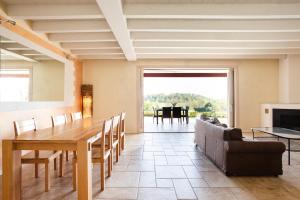 une salle à manger avec une table et un canapé dans l'établissement Luxury Villa on Garda Lake, à Soiano del Lago