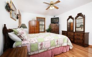 a bedroom with a bed and a ceiling fan at Spring Cove Hideaway in Sevierville
