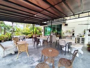 Premium amenities and pool area at Rovers Inn Guesthouse - Age 11 And Above Only, Rovers Inn Guest House (Age 11 And Above Only)