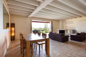 une salle à manger avec une table et un salon dans l'établissement Luxury Villa on Garda Lake, à Soiano del Lago