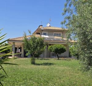 a house with a yard with grass and trees at Villa Oleandro in Giulianova