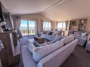 Posezení v ubytování Stunning 6 Berth Lodge With Full Sea Views In Suffolk Ref 68007Cr