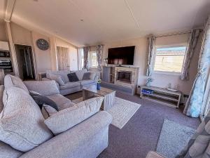 Posezení v ubytování Stunning 6 Berth Lodge With Full Sea Views In Suffolk Ref 68007Cr