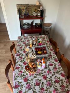 a table with a table cloth with food on it at Isabel BGY house airport in Grassobbio