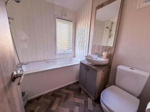 Koupelna v ubytování Stunning 6 Berth Lodge With Full Sea Views In Suffolk Ref 68007Cr