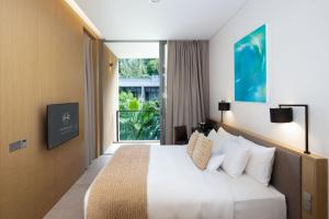 卡马拉海滩Twinpalms MontAzure Phuket的一间带床和大窗户的酒店房间 更多37张照片