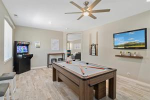 Sublime Mountain Retreat Pool Table Fire-Pit Arcade Game Ideal Location w Central AC的电视和/或娱乐中心