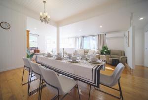 Χώρος καθιστικού στο Charming Retro Retreat with Cozy Nights and Sweet Treats close to PA