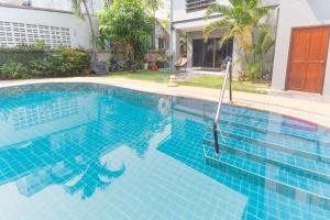 Πισίνα στο ή κοντά στο 5 BR Villa w Pool - Old City 7 Min Walk - Family Friendly - Ping-Pong Table