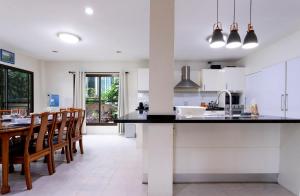 Η κουζίνα ή μικρή κουζίνα στο 5 BR Villa w Pool - Old City 7 Min Walk - Family Friendly - Ping-Pong Table