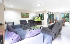 Χώρος καθιστικού στο 5 BR Villa w Pool - Old City 7 Min Walk - Family Friendly - Ping-Pong Table