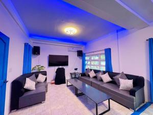 TV a/nebo společenská místnost v ubytování Bernese Resort Hotel powered by Cocotel