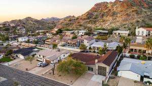 una vista aerea di una piccola città con case di Biltmore Highlands by Porter Luxury Home wPrivate Pool and Mountain Views a Phoenix