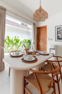 Χώρος καθιστικού στο 1BR Villa with Private Pool & Stylish Wood Accents