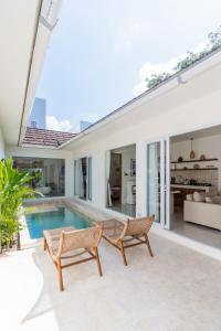 Πισίνα στο ή κοντά στο 1BR Villa with Private Pool & Stylish Wood Accents