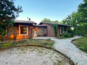 a house with a gravel driveway in front of it at Eco b&b Ina Maka - Immersi nel verde in Mengara