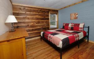 Ένα ή περισσότερα κρεβάτια σε δωμάτιο στο Red Oak Lodge