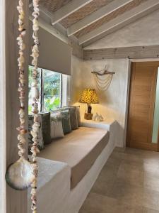 Rúm í herbergi á Coco Bay Villa - Luxury in Simplicity