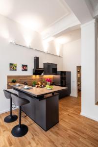 Nhà bếp/bếp nhỏ tại NEU! City-Loft-Apartment im Goethe Palais I 5P I Lift I Parkplatz I Zentrum I Helios