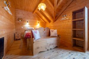 Ένα ή περισσότερα κρεβάτια σε δωμάτιο στο Chalet de Pont Peyron L'Ours