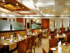 una sala da pranzo con tavoli e sedie in un ristorante di Fortune Murali Park, Vijayawada - Member ITC's Hotel Group a Vijayawāda