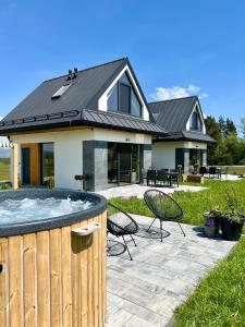 Vonkajšia záhrada v ubytovaní Białka i Skałka domki z jacuzzi i widokiem na góry - jacuzzi and mountain view