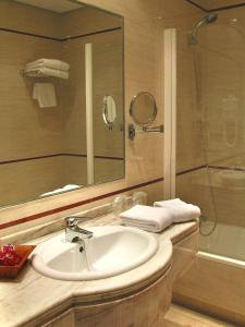 łazienka z umywalką i prysznicem w obiekcie Hotel Manolo Mayo w mieście Los Palacios y Villafranca