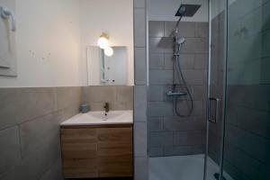 y baño con ducha, lavamanos y ducha. en Maison avec jardin arboré et calme, en Jard-sur-Mer 6 fotos más